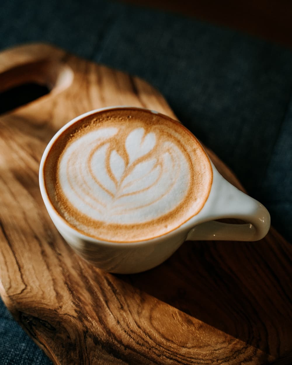 Taza de cafe mediana con un flat white